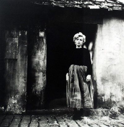 Marilyn-monroe-peasant-sitting-1956-shot-by-milton-h-greene-2